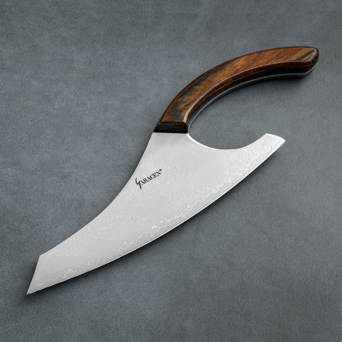 SARACEN Eclipse Standard na šedém podkladu